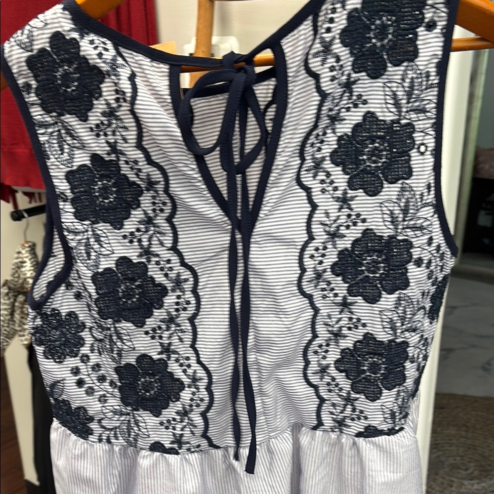 Navy Floral Embroidered Sleeveless Blouse - Picture 3 of 5